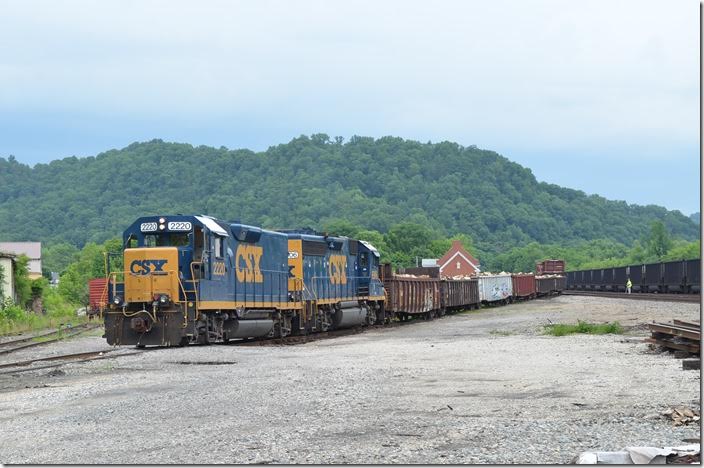 Shoving back to the yard, Q696 or Q697 will pick up the ties later. CSX 2220-6906 Paintsville.